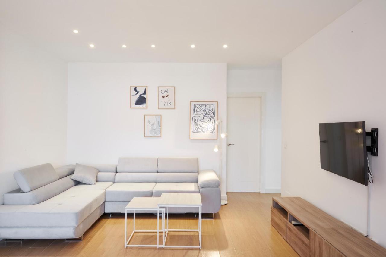 פואנגירולה City Center Penthouse With Solarium 2 Minutes From The Beach מראה חיצוני תמונה