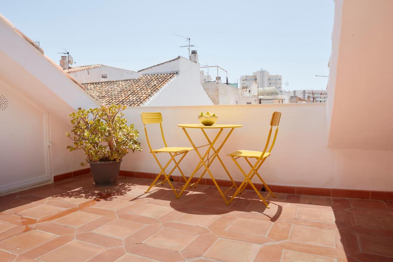 פואנגירולה City Center Penthouse With Solarium 2 Minutes From The Beach מראה חיצוני תמונה