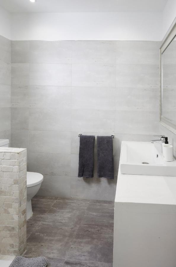 פואנגירולה City Center Penthouse With Solarium 2 Minutes From The Beach מראה חיצוני תמונה
