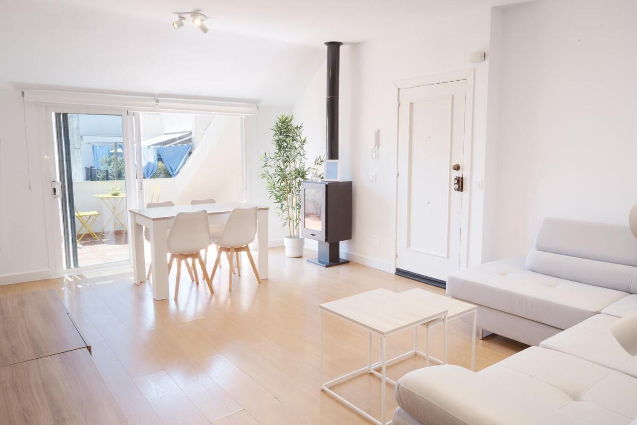 פואנגירולה City Center Penthouse With Solarium 2 Minutes From The Beach מראה חיצוני תמונה