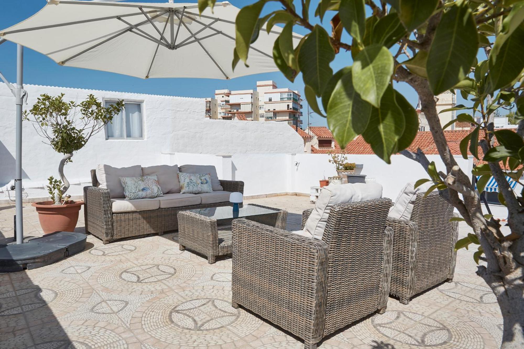 פואנגירולה City Center Penthouse With Solarium 2 Minutes From The Beach מראה חיצוני תמונה